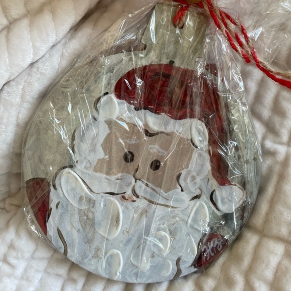 HAND PAINTED SANTA CHRISTMAS ROUND ORNAMENT NWT - Picture 1 of 7